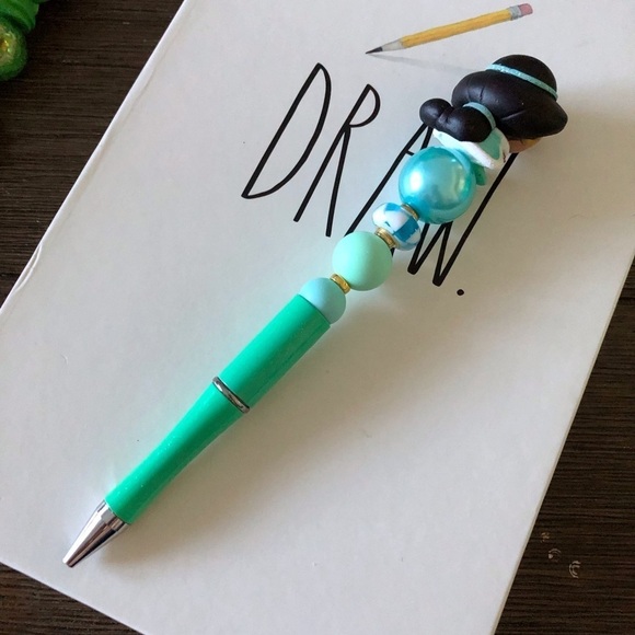 Disney Doorables: Aladdin: Princess Jasmine winter outfit handmade beaded pen - Picture 3 of 3